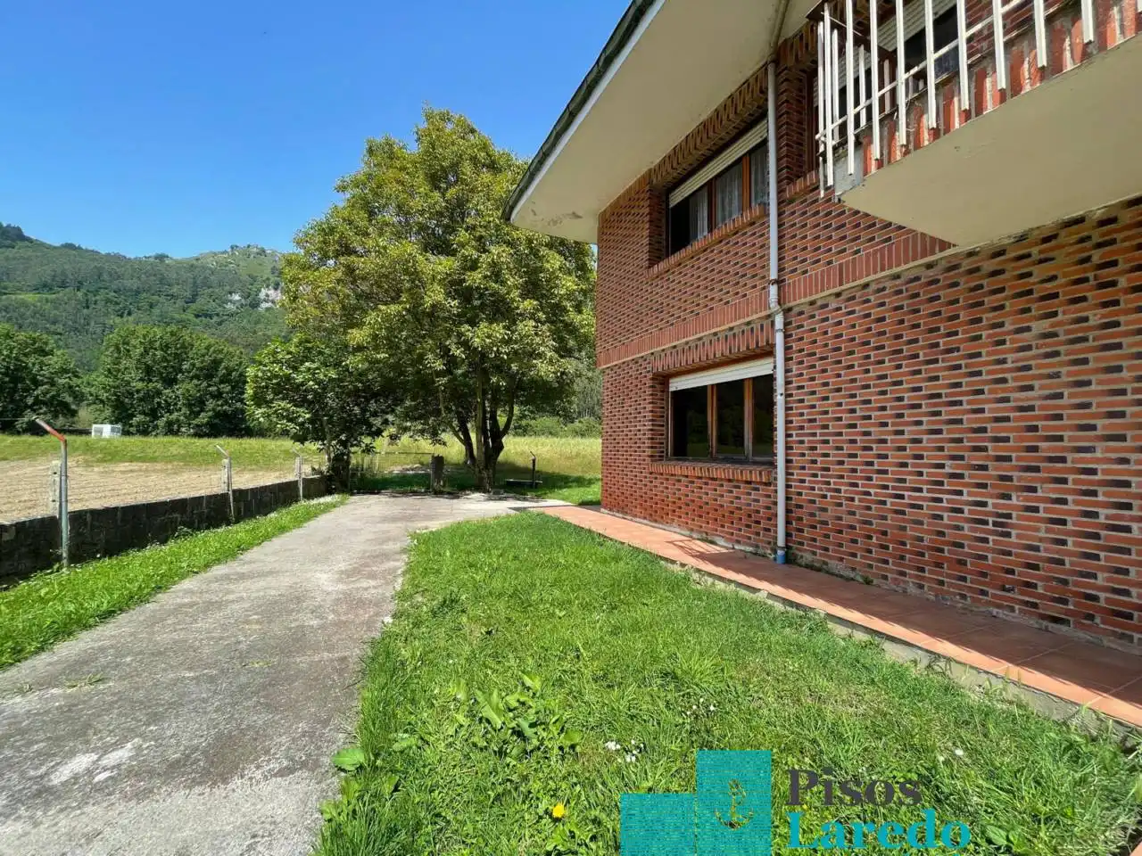 Vista exterior de Casa o chalet en venta en Ampuero con Jardín privado, Parquet y Terraza