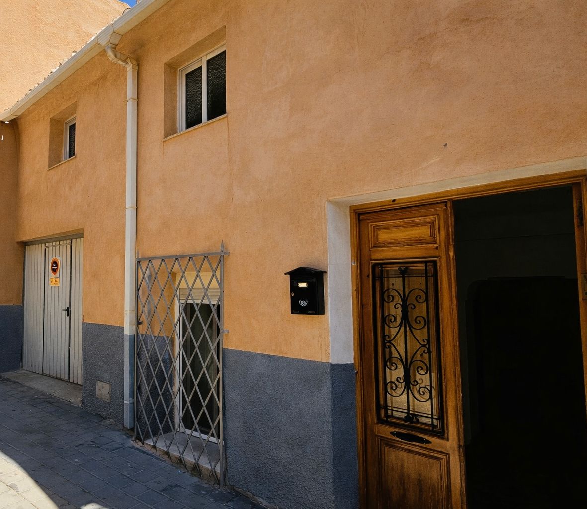 Vista exterior de Casa adosada en venda en Totana amb Terrassa, Traster i Moblat