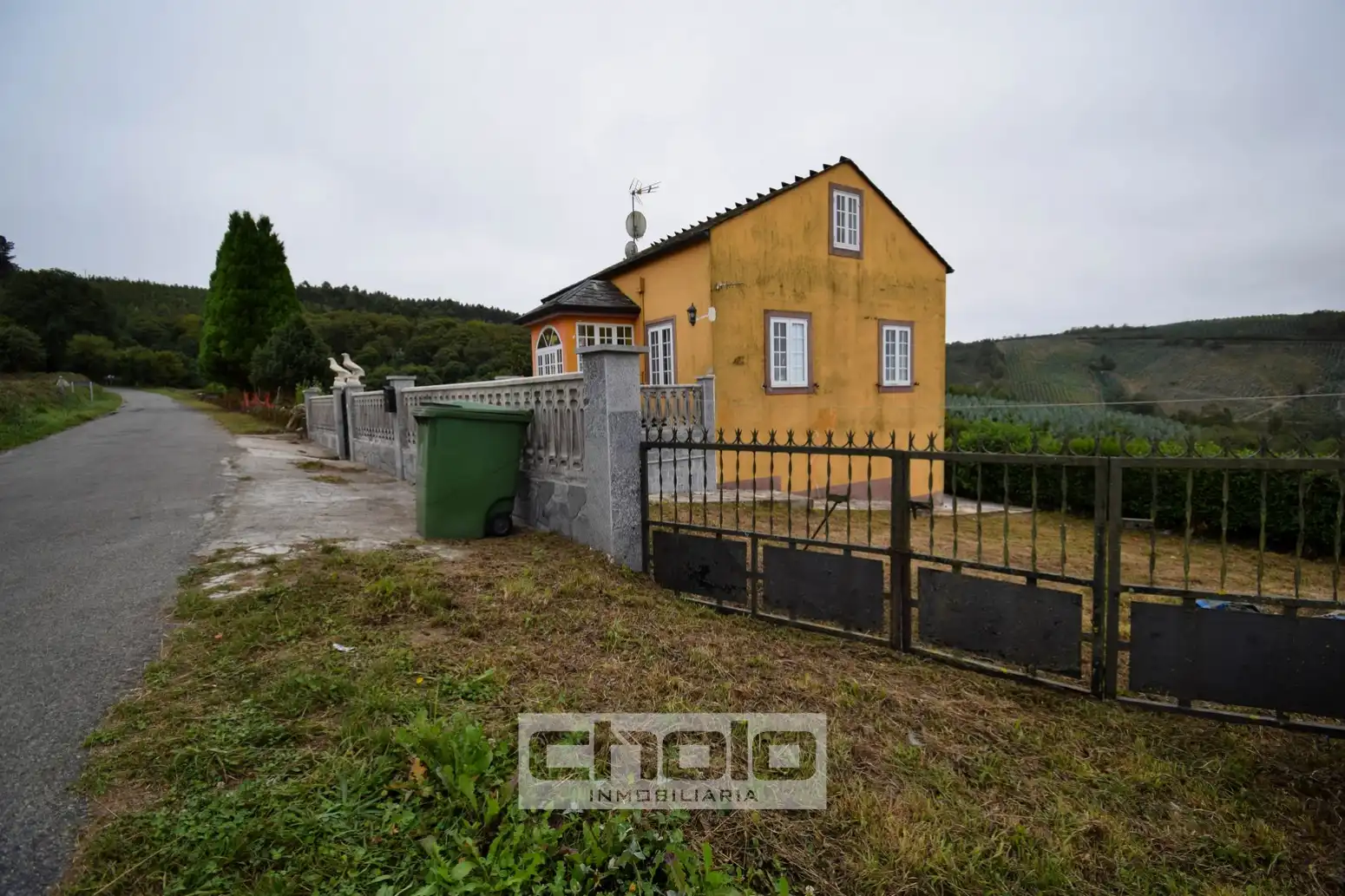 Vista exterior de Casa o xalet en venda en Castroverde amb Calefacció, Parquet i Traster