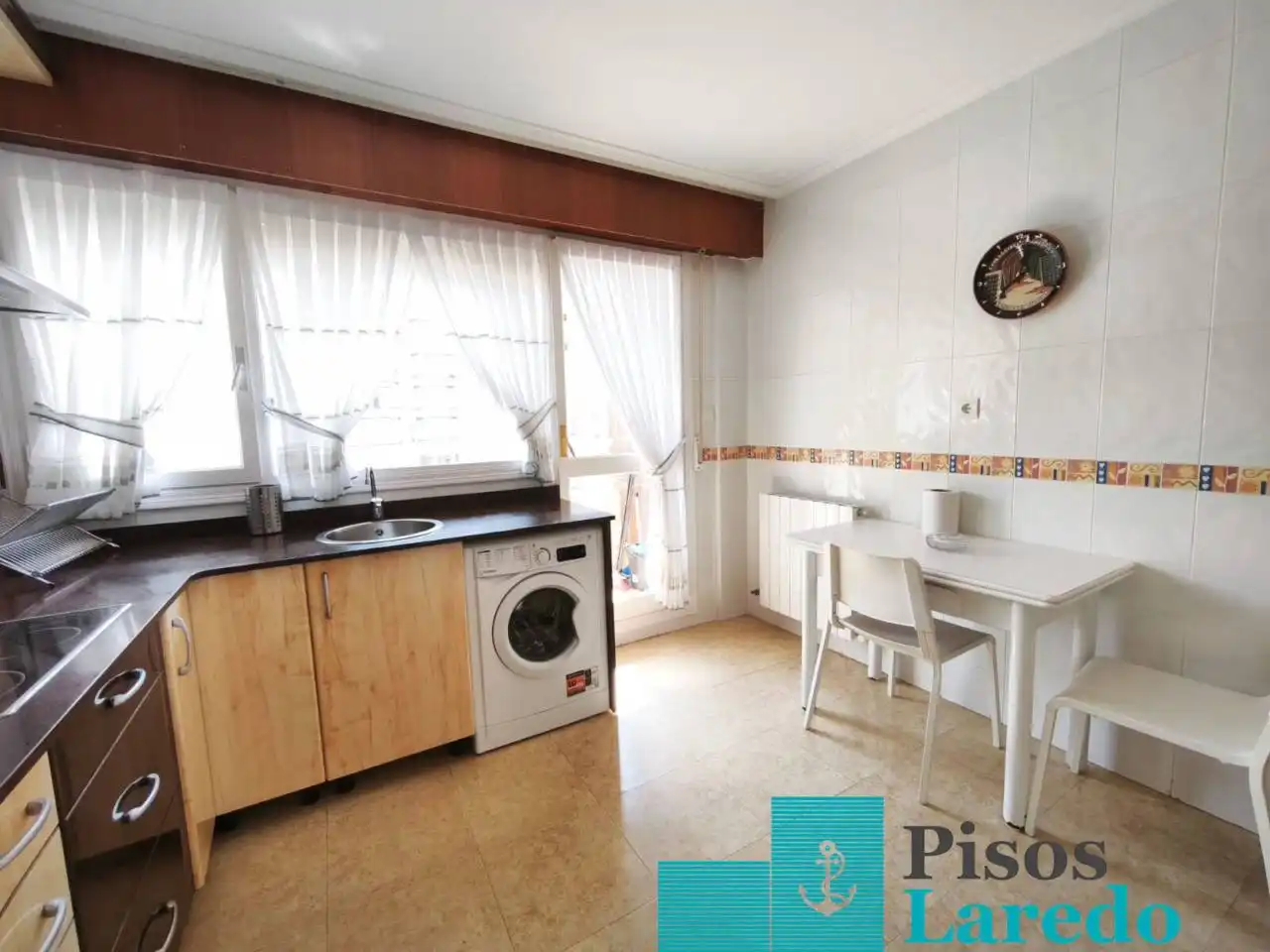 Cuina de Pis en venda en Laredo amb Calefacció, Terrassa i Piscina comunitària