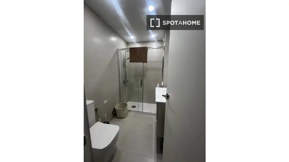Bathroom of Flat for rent in Madrid  with Air Conditioner, Heating and Furnished