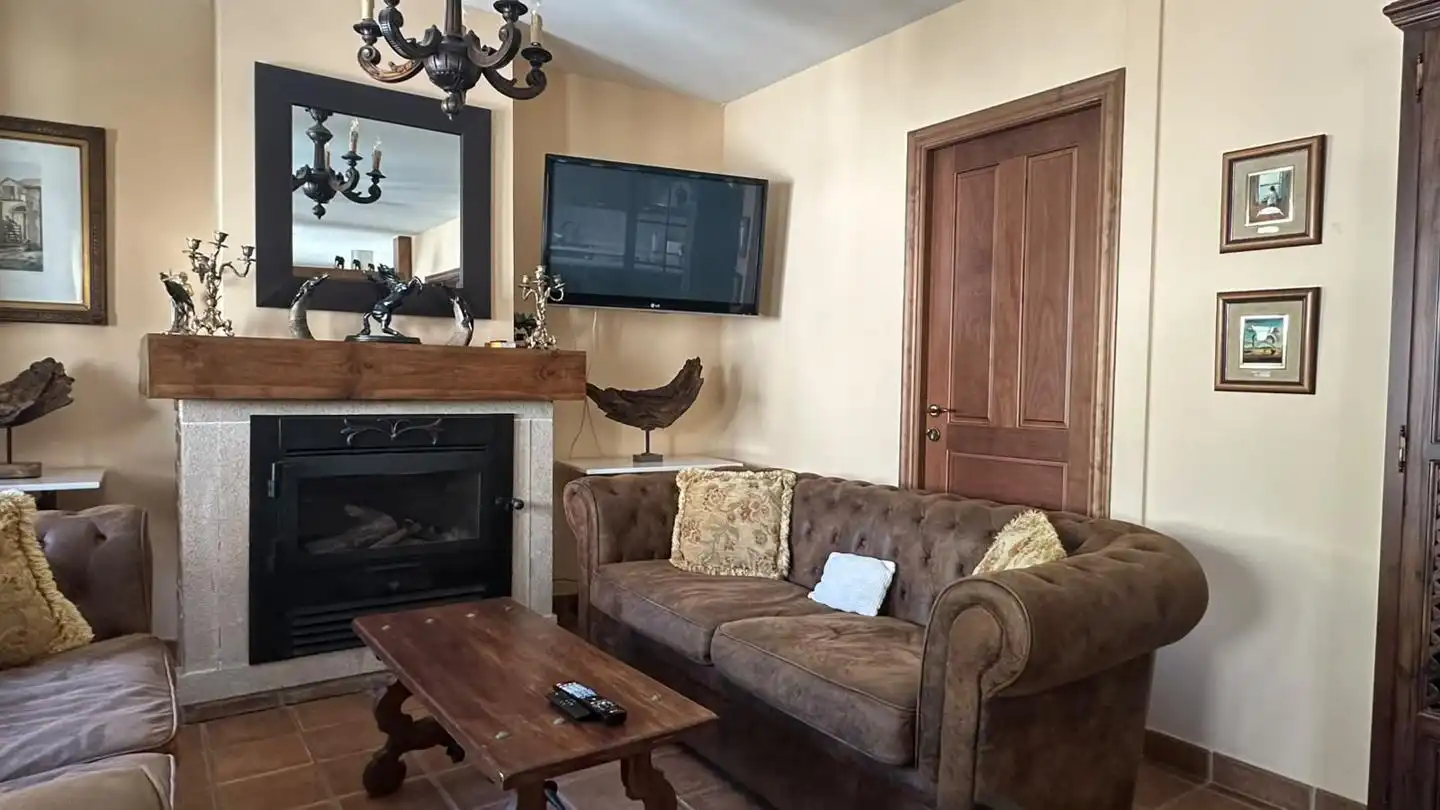Sala d'estar de Casa o xalet en venda en Mombeltrán, Ávila