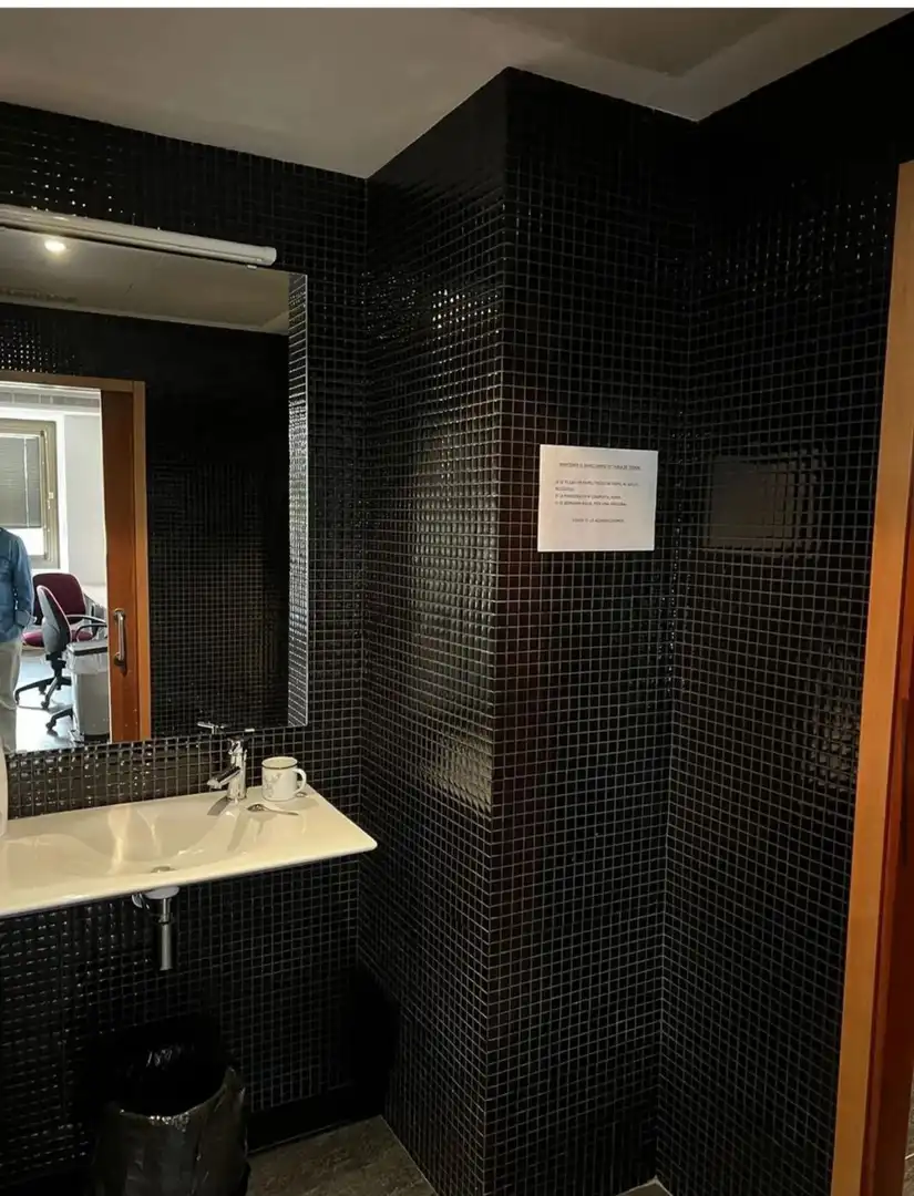 Badezimmer von Büro zum Verkauf in Sevilla