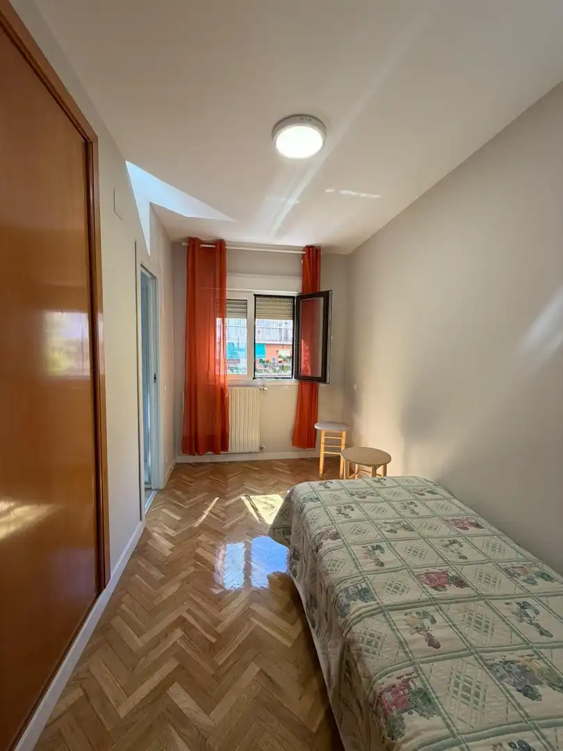 Schlafzimmer von Wohnung zur Miete in Madrid mit Heizung, Privatgarten und Parkett