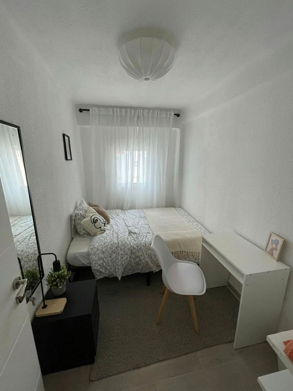 Bedroom of Flat to share in  Valencia Capital  with Furnished and Washing machine