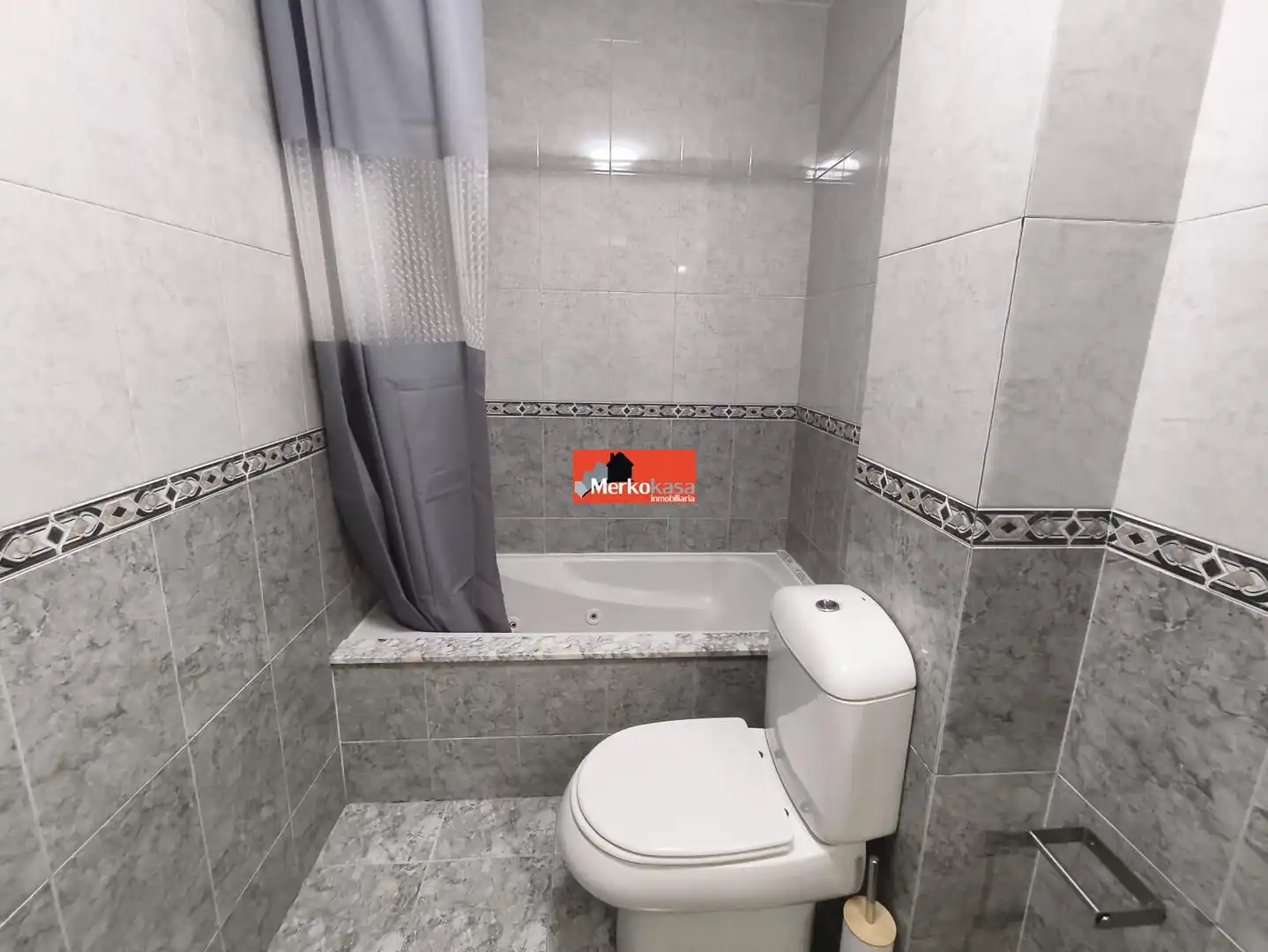 Bathroom of Apartments for rent in Lugo  with Heating, Terrace and Storage room