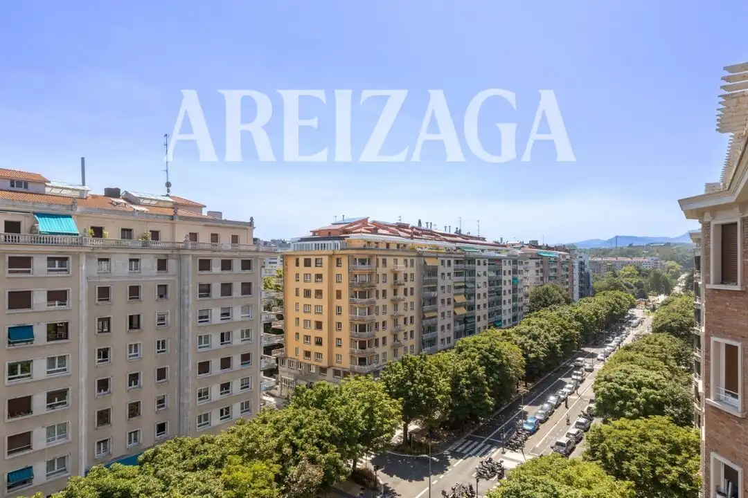 Vista exterior de Pis en venda en Donostia - San Sebastián  amb Calefacció i Traster