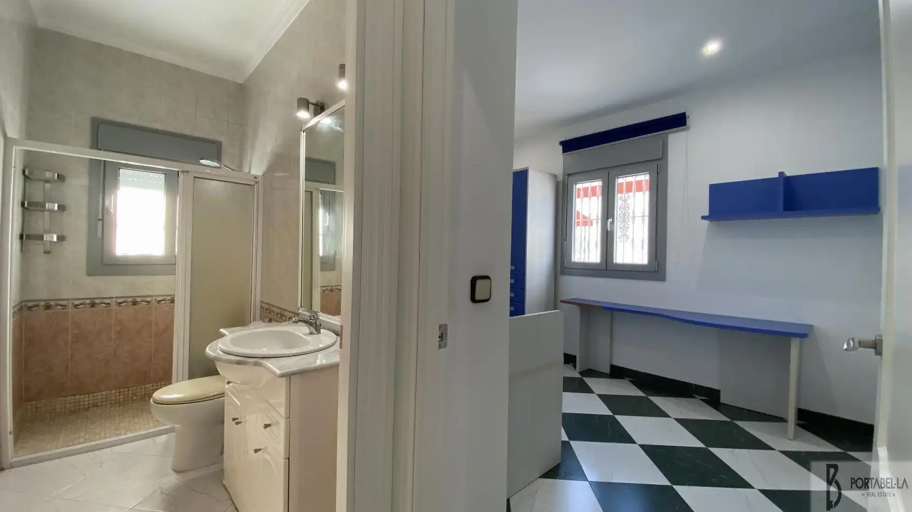 Badezimmer von Einfamilien-Reihenhaus zum Verkauf in Espera mit Klimaanlage und Abstellraum