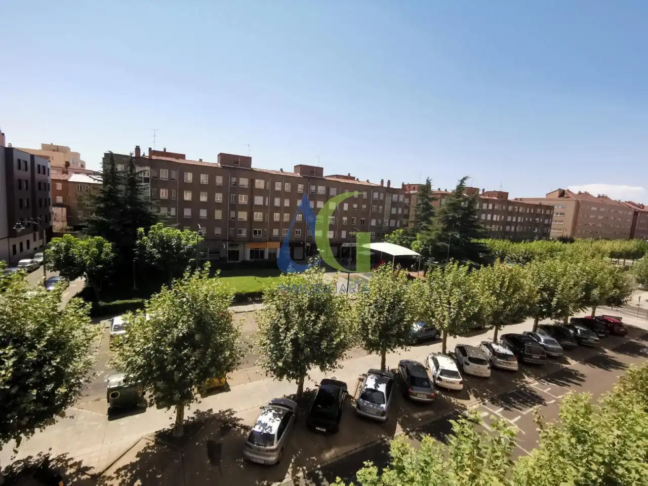 Vista exterior de Piso en venta en León Capital  con Calefacción, Parquet y Terraza