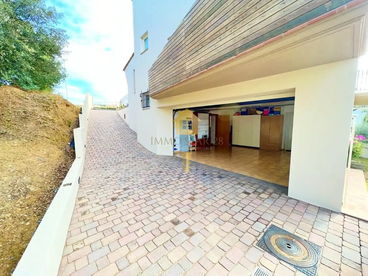 Vista exterior de Casa o xalet en venda en La Bisbal d'Empordà amb Aire condicionat, Jardí privat i Terrassa