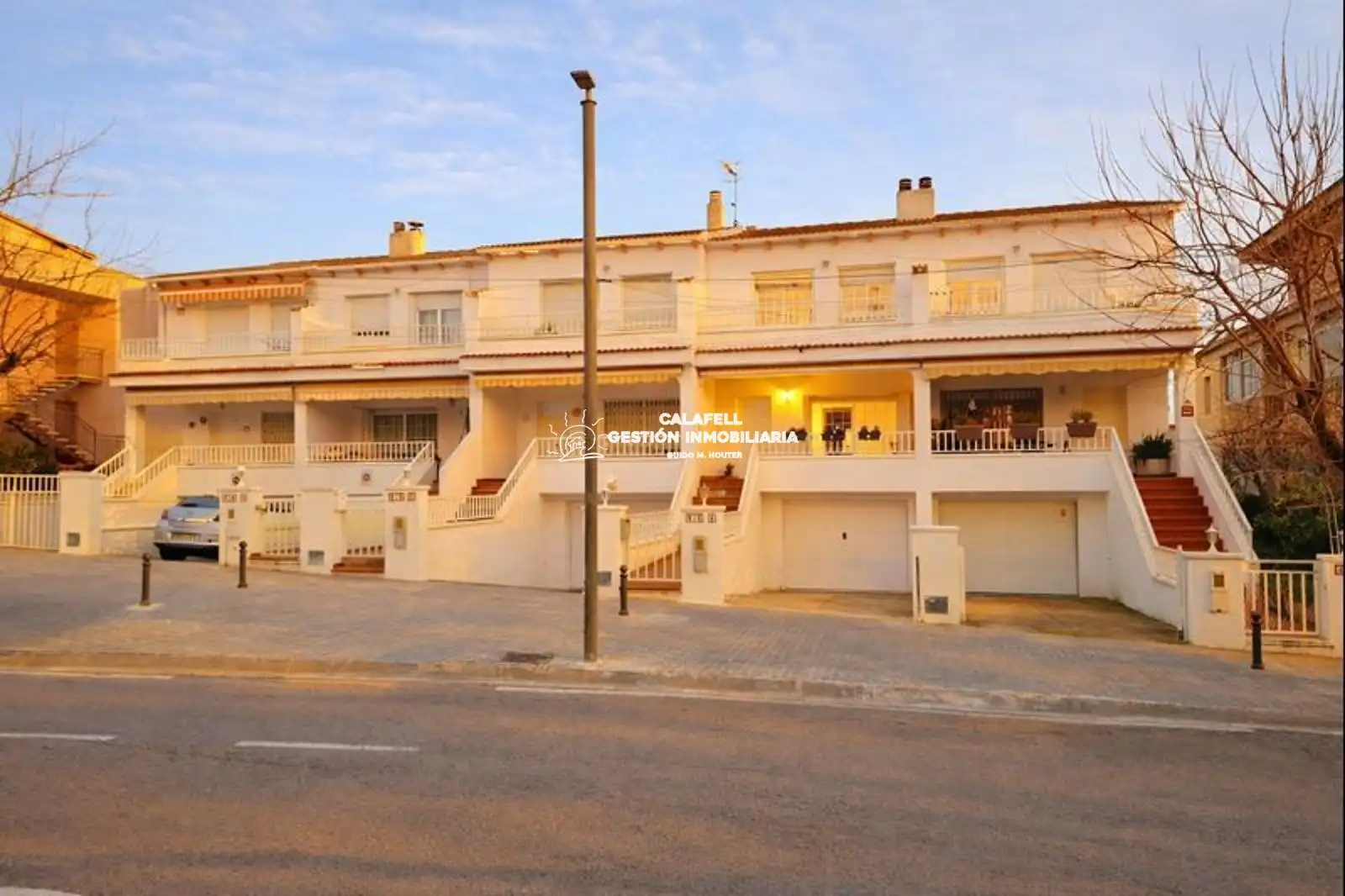 Außenansicht von Einfamilien-Reihenhaus zum Verkauf in Calafell mit Klimaanlage, Heizung und Terrasse