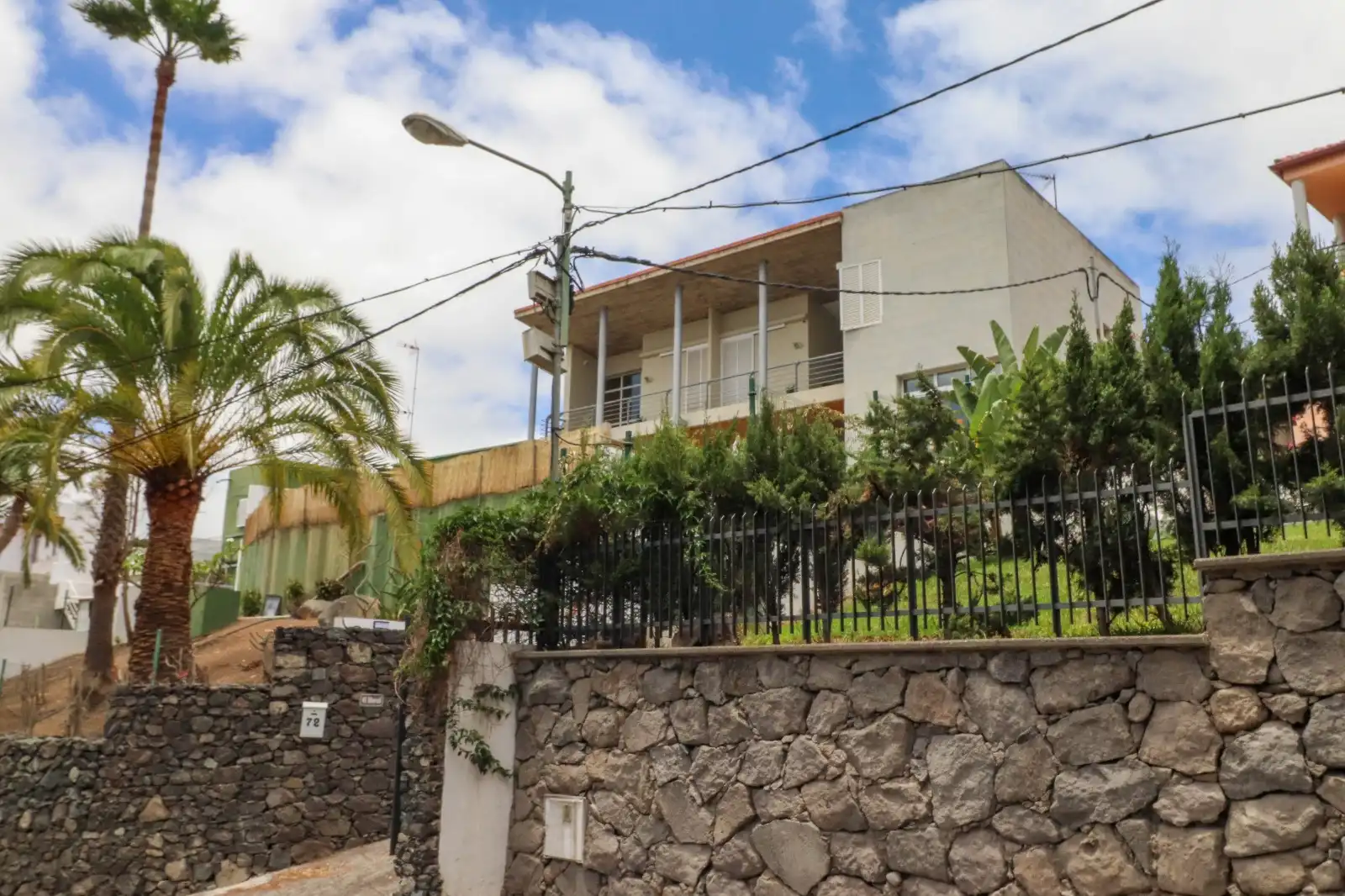 Vista exterior de Casa o xalet en venda en Las Palmas de Gran Canaria amb Jardí privat, Terrassa i Traster