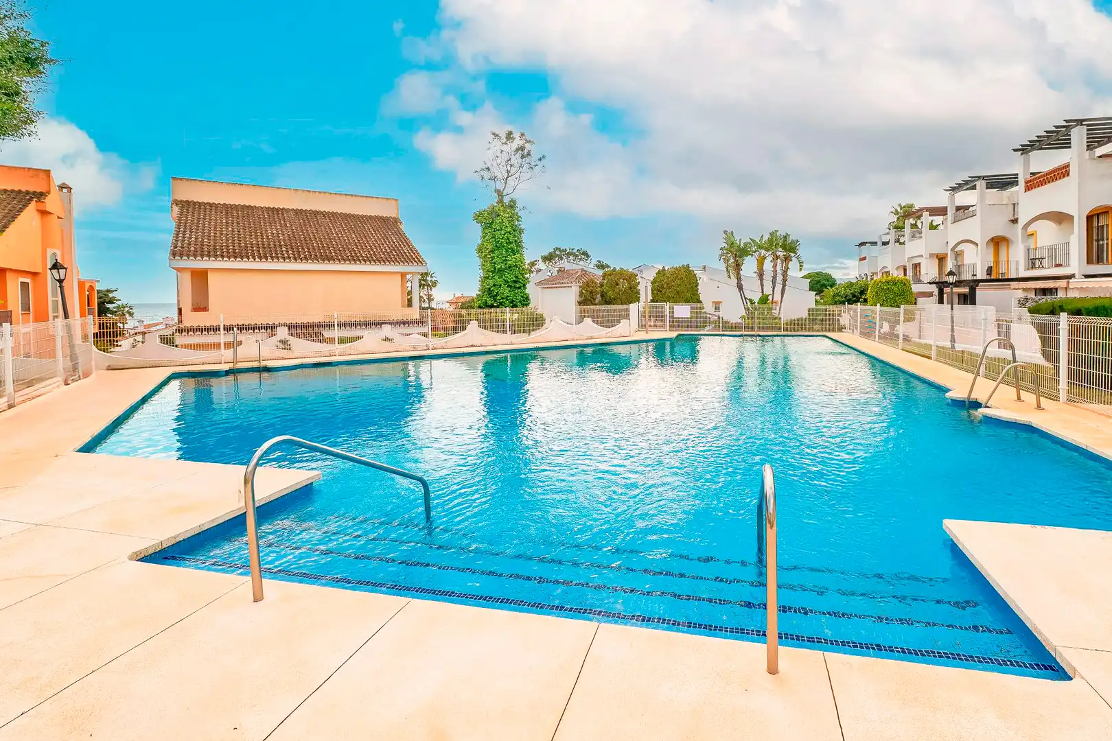 Schwimmbecken von Einfamilien-Reihenhaus zum Verkauf in Marbella mit Klimaanlage, Heizung und Terrasse