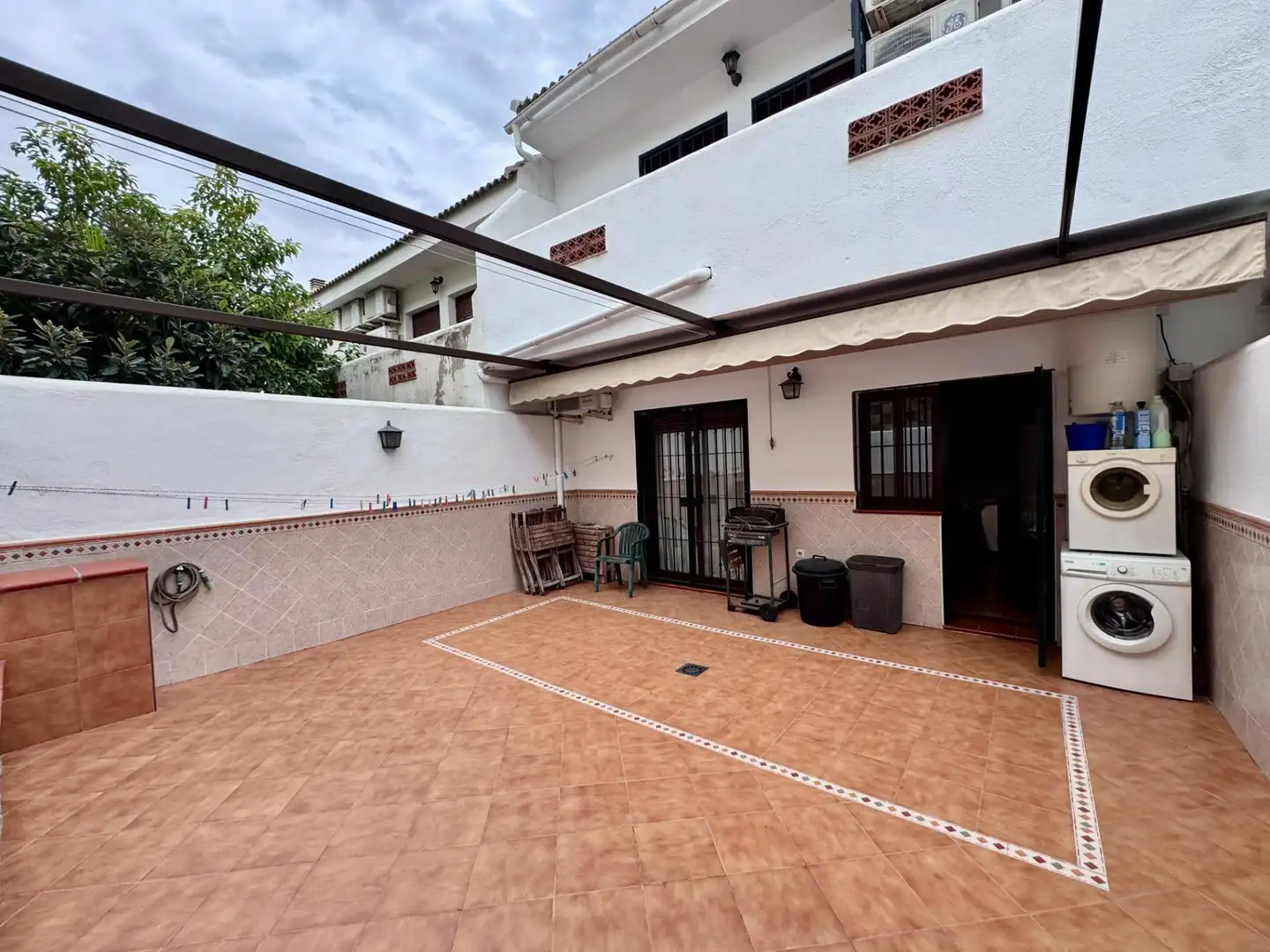 Vista exterior de Casa adosada en venda en Benalmádena amb Aire condicionat, Terrassa i Traster
