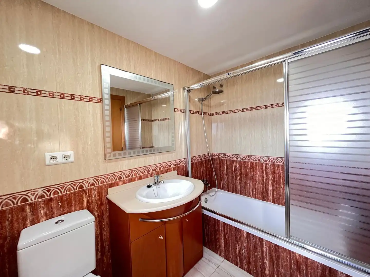 Baño de Casa adosada en venta en Vilanova i la Geltrú con Calefacción, Jardín privado y Terraza
