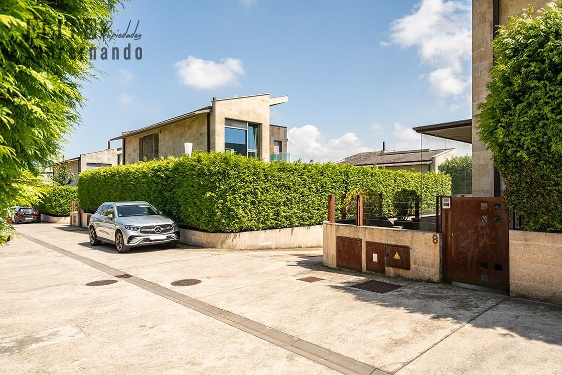 Vista exterior de Casa o xalet en venda en Santa Cruz de Bezana amb Aire condicionat, Calefacció i Jardí privat