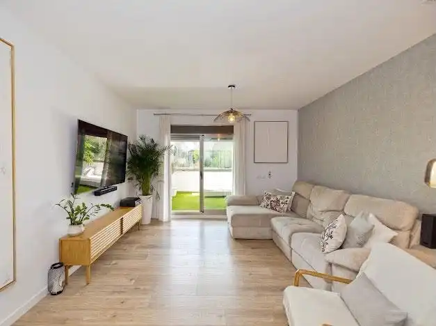 Sala d'estar de Planta baixa en venda en Torremolinos amb Aire condicionat, Calefacció i Jardí privat