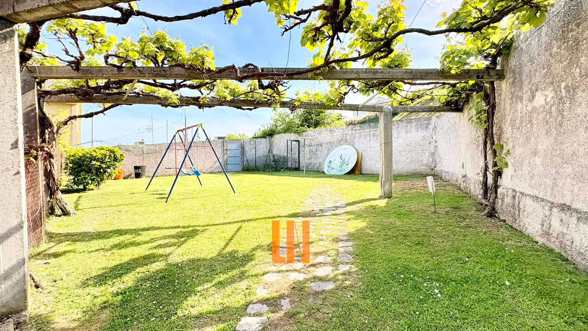 Jardí de Casa o xalet en venda en A Coruña Capital  amb Calefacció, Parquet i Terrassa