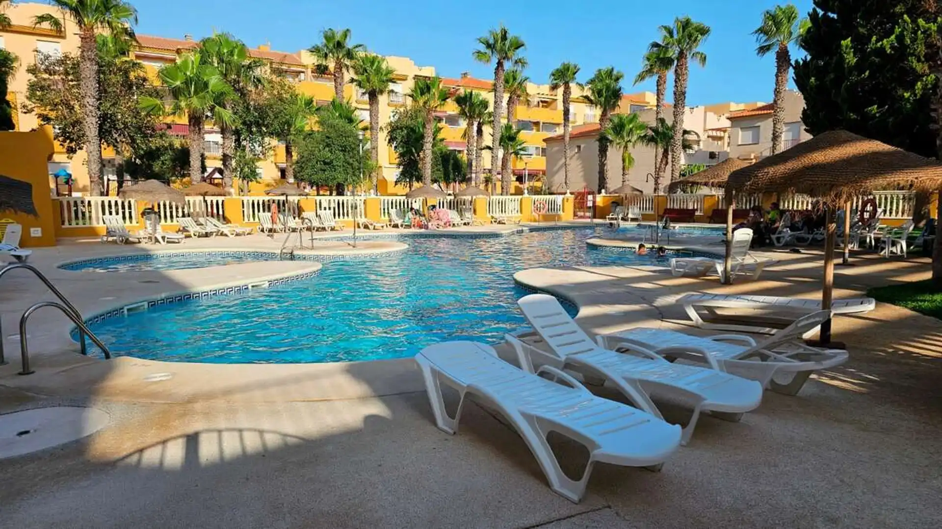 Piscina de Piso en venta en El Ejido con Terraza, Amueblado y Horno