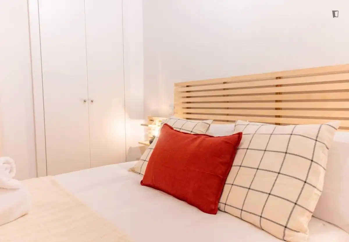 Dormitori de Apartament de lloguer en Madrid amb Aire condicionat, Moblat i Rentadora