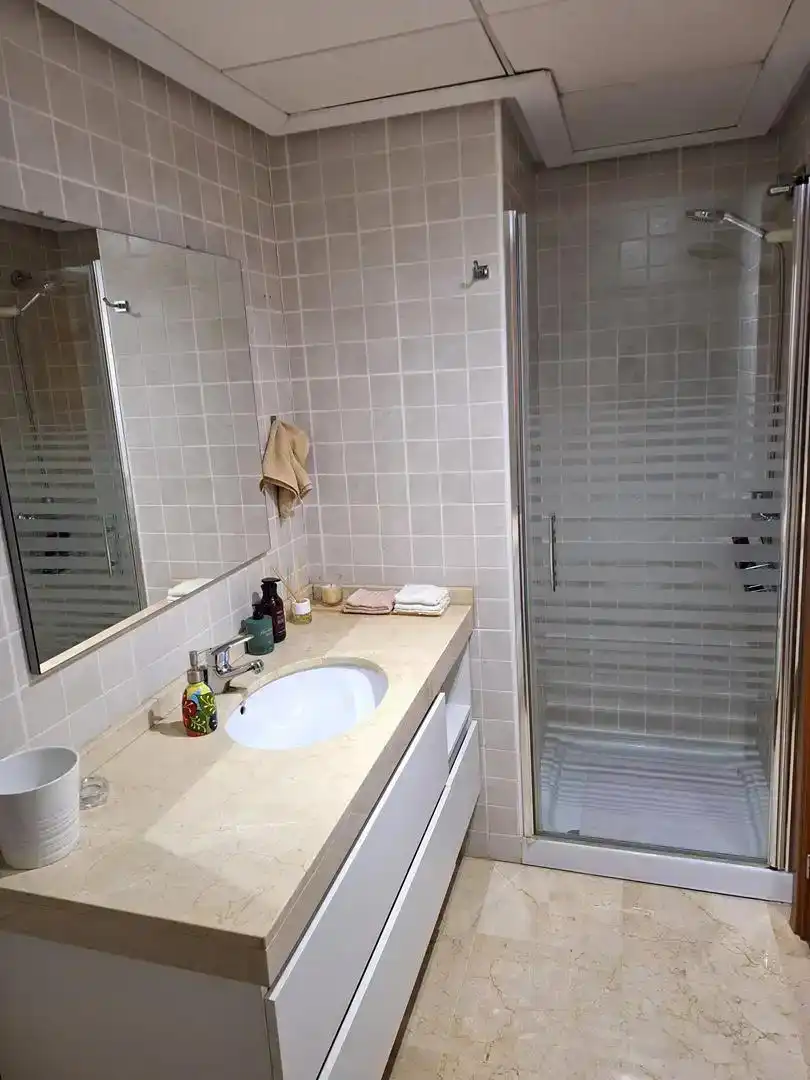 Badezimmer von Wohnung zur Miete in Elche / Elx mit Klimaanlage und Möbliert