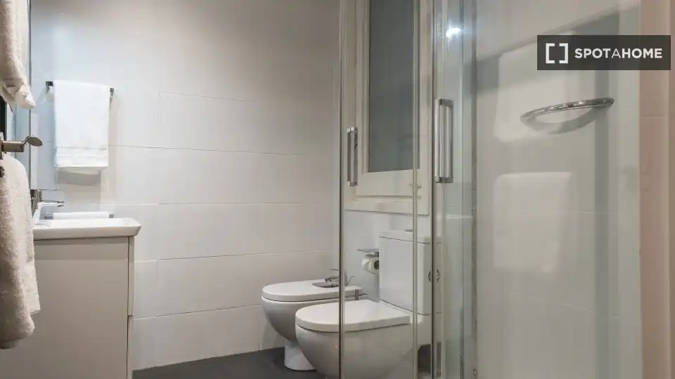 Baño de Piso de alquiler en Barcelona con Aire acondicionado, Calefacción y Amueblado