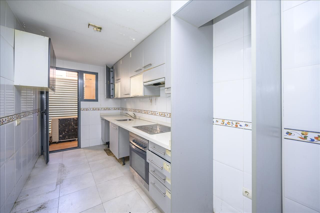 Kitchen of Flat for sale in  Toledo Capital  with Storage room
