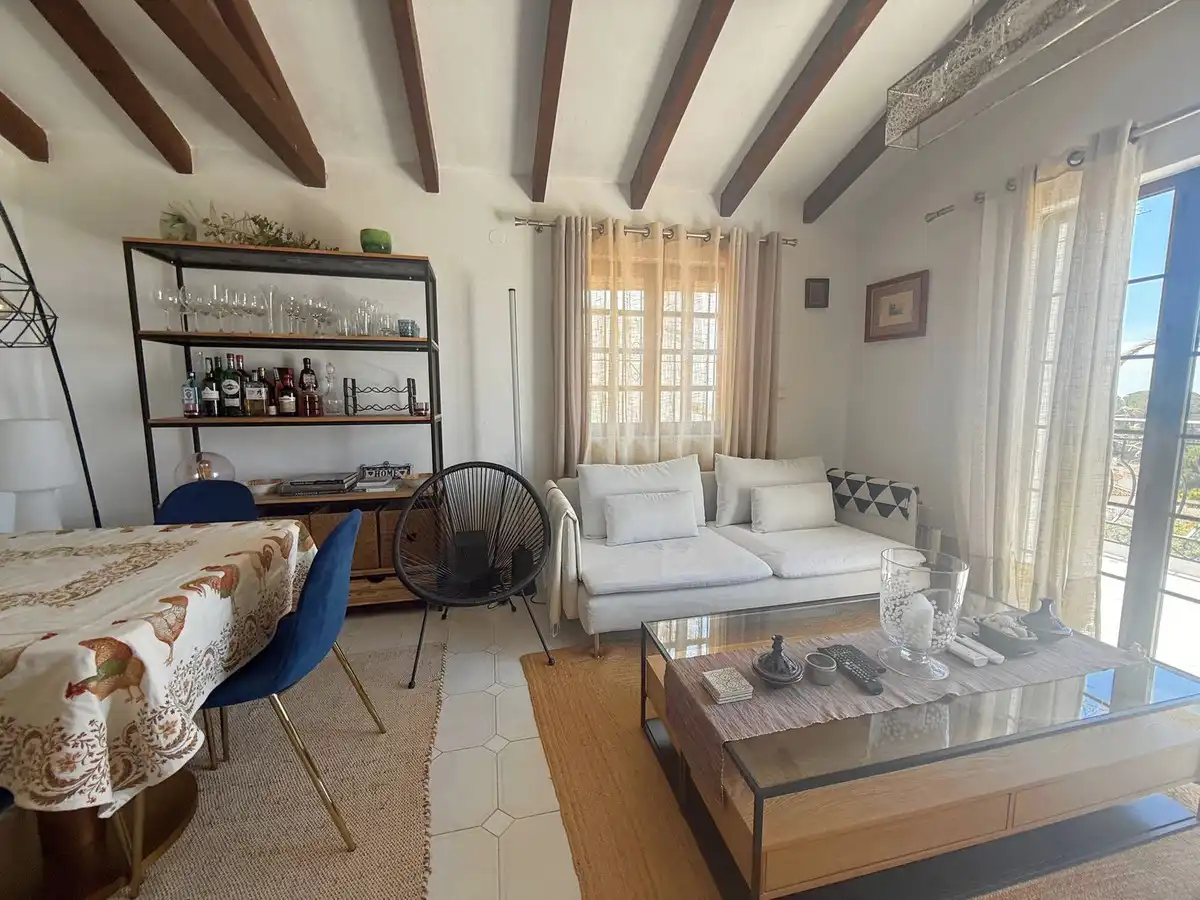 Wohnzimmer von Einfamilien-Reihenhaus zum Verkauf in Mijas mit Klimaanlage, Privatgarten und Terrasse