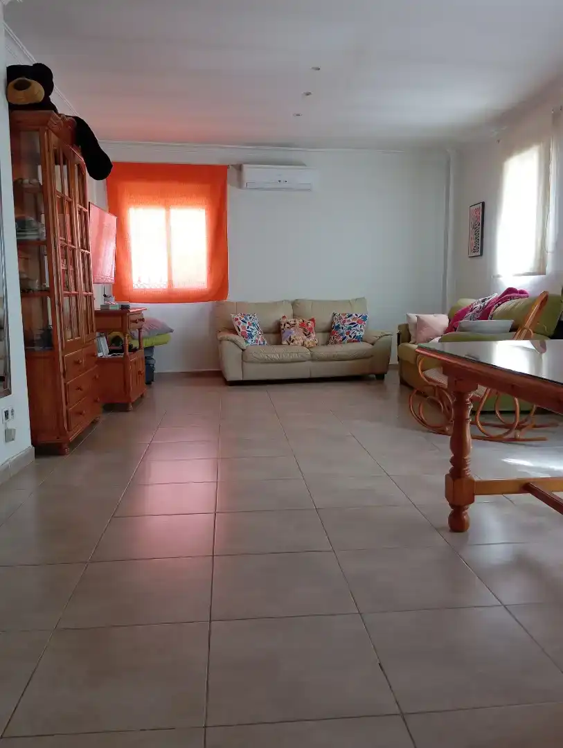 Sala d'estar de Casa adosada en venda en Dos Hermanas amb Aire condicionat i Balcó
