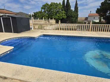 Casa amb piscina en venda a Yecla