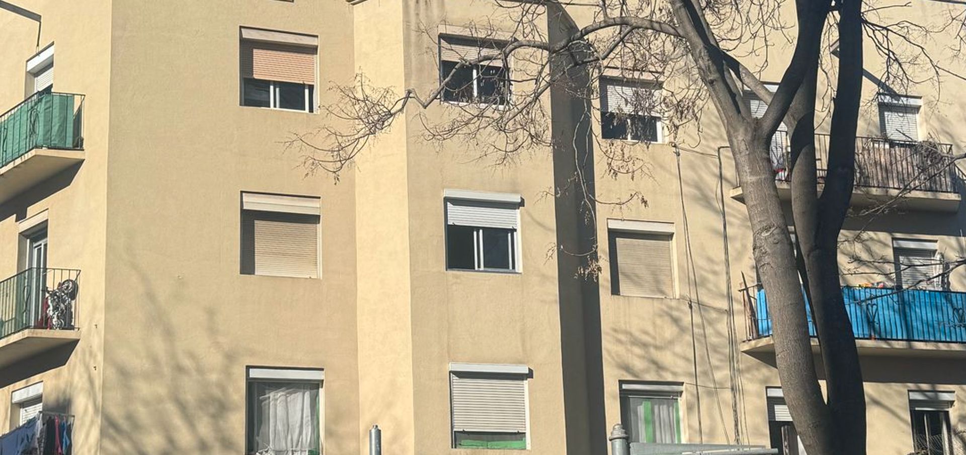 Vista exterior de Edifici en venda en L'Hospitalet de Llobregat