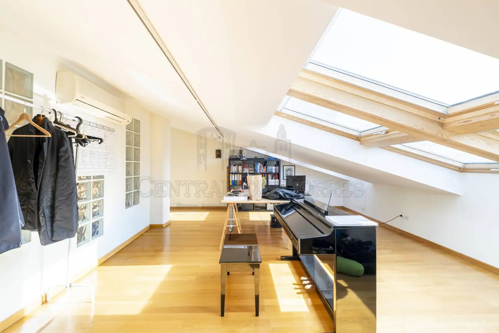 Living room of Attic for sale in Sant Cugat del Vallès  with Air Conditioner, Heating and Terrace