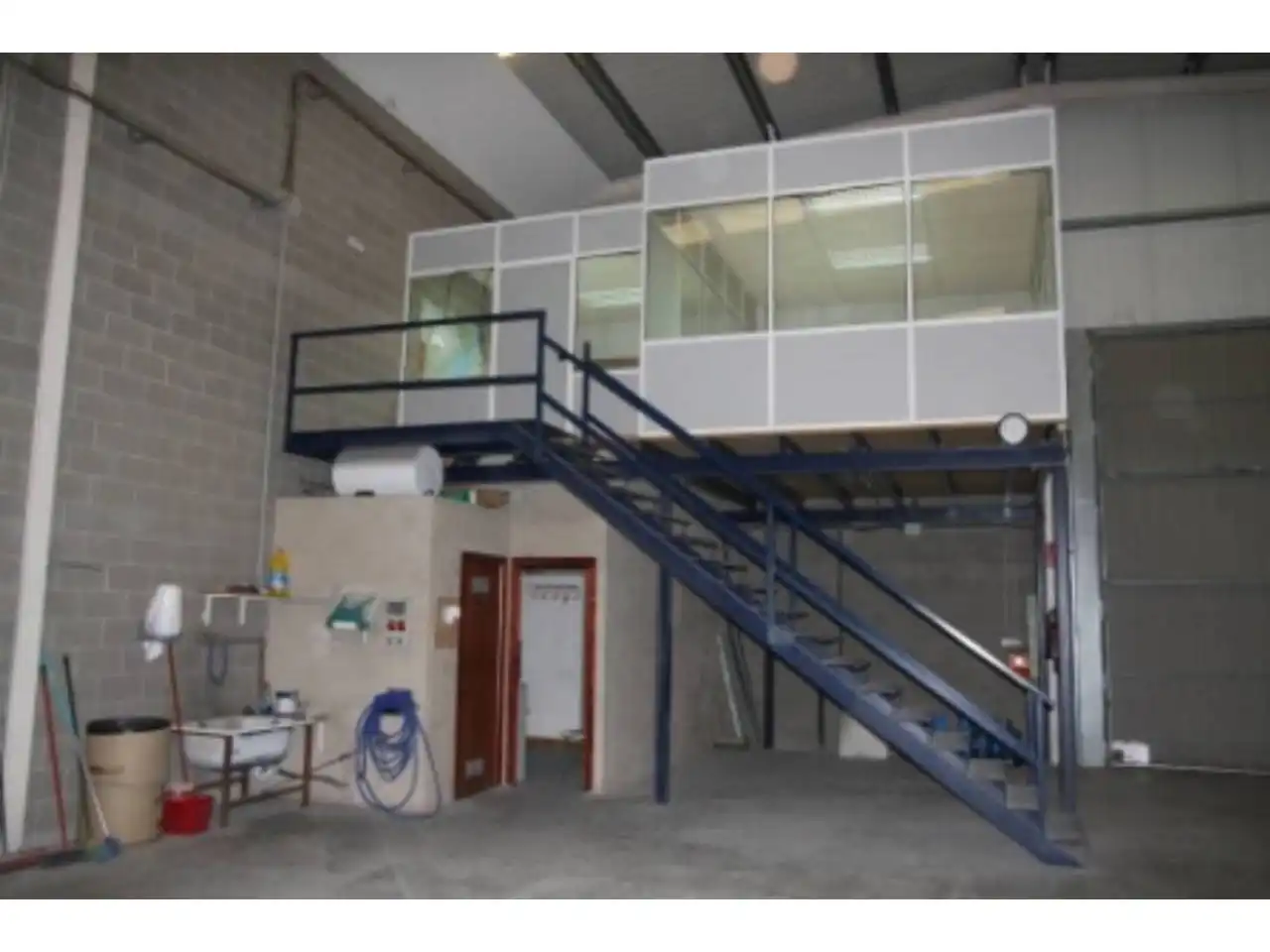 Industrial building to rent in Calle Itàlia 17