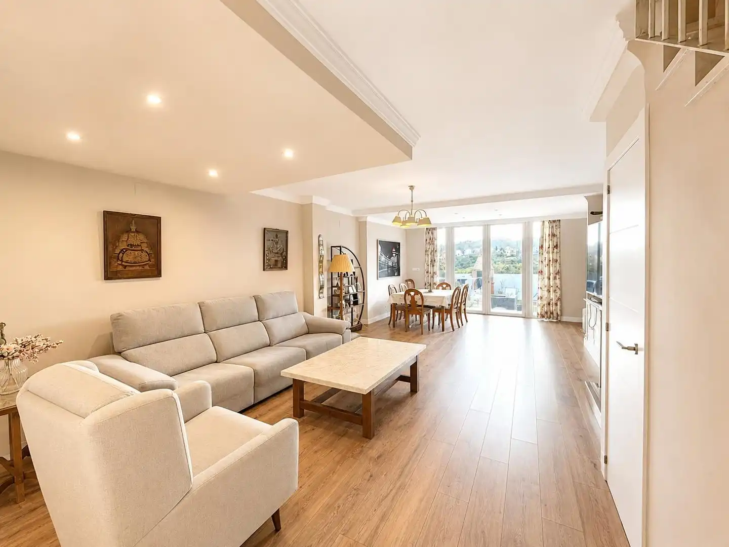 Sala d'estar de Casa adosada en venda en Rincón de la Victoria amb Aire condicionat, Jardí privat i Parquet