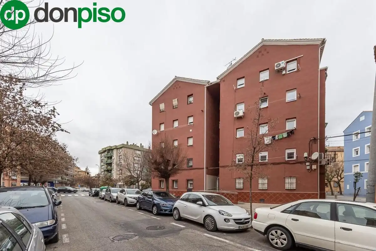 Vista exterior de Piso en venta en Granada con Aire acondicionado