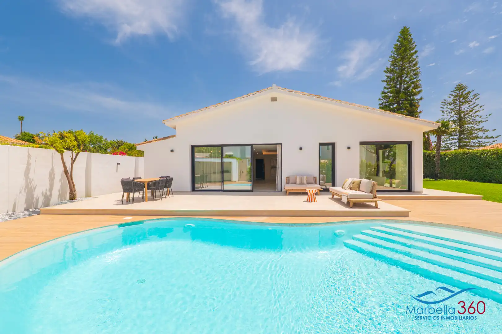 Vista exterior de Casa o chalet en venta en Estepona con Aire acondicionado, Calefacción y Jardín privado