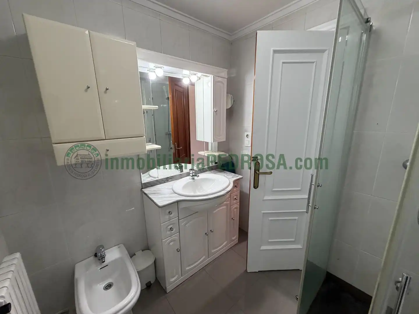 Baño de Piso de alquiler en Pontevedra Capital  con Calefacción, Amueblado y Balcón