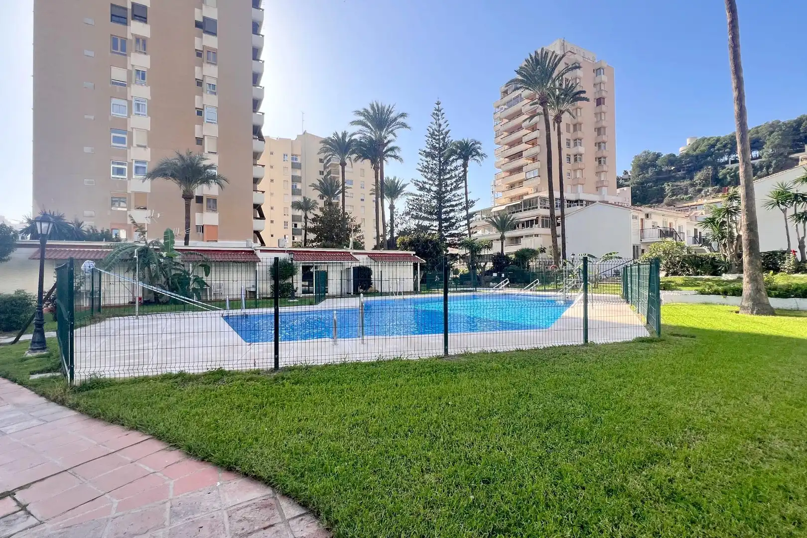 Piso en venta en Calle CIUDAD DE PORCUNA, La Carihuela - Los Nidos