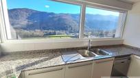 Cuina de Casa o xalet en venda en Oviedo  amb Calefacció, Terrassa i Traster