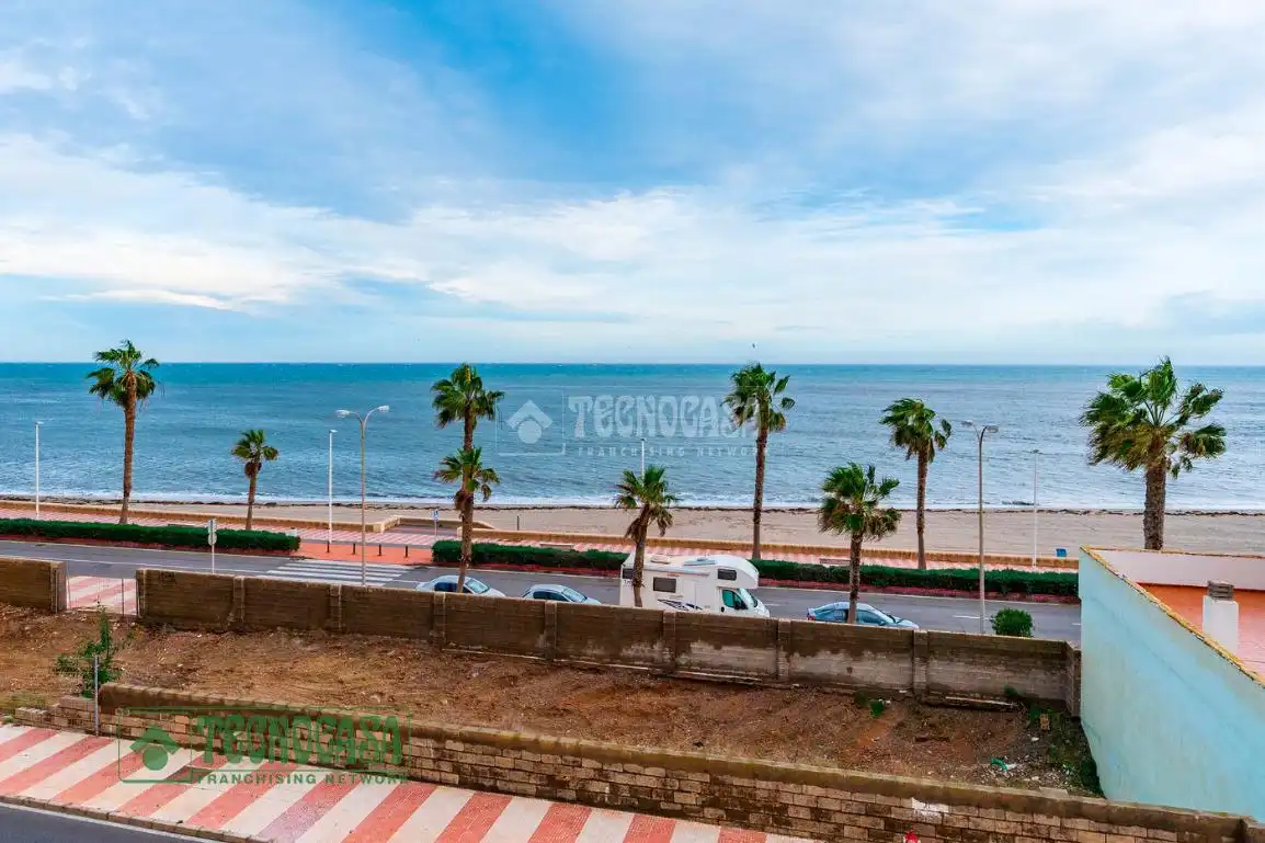 Vista exterior de Casa adosada en venda en Roquetas de Mar amb Aire condicionat i Terrassa