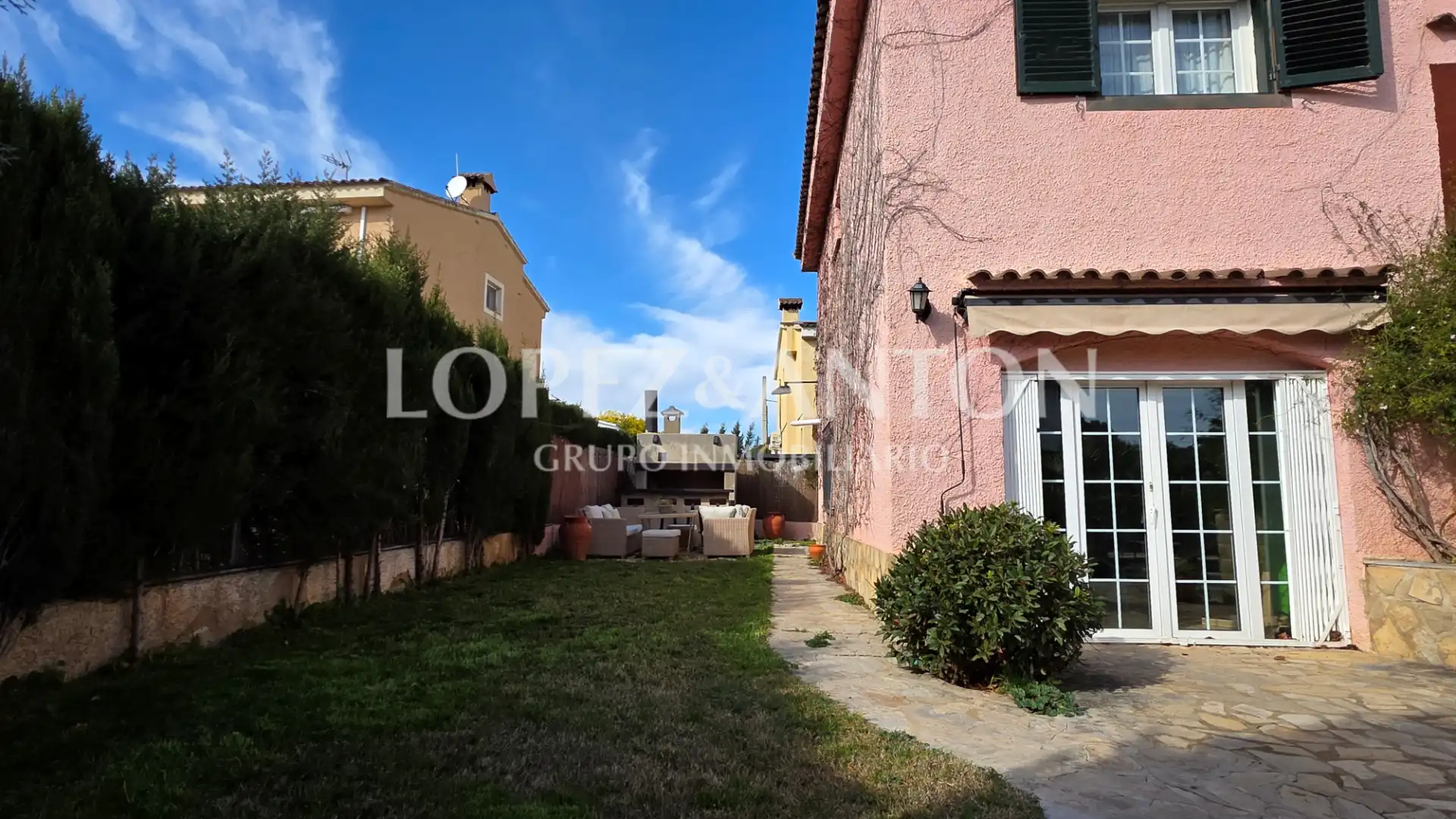Vista exterior de Casa o chalet en venta en L'Eliana con Calefacción, Jardín privado y Parquet
