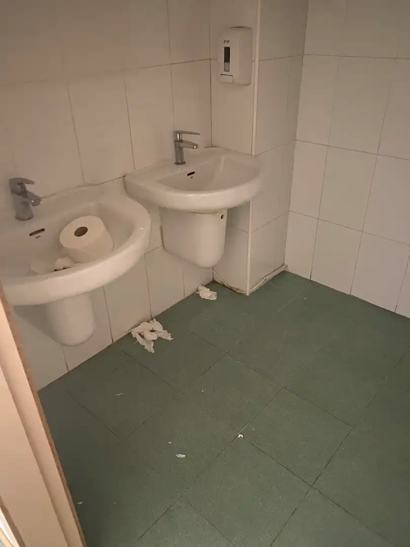 Bany de Local en venda en Albacete amb Aire condicionat, Calefacció i Moblat