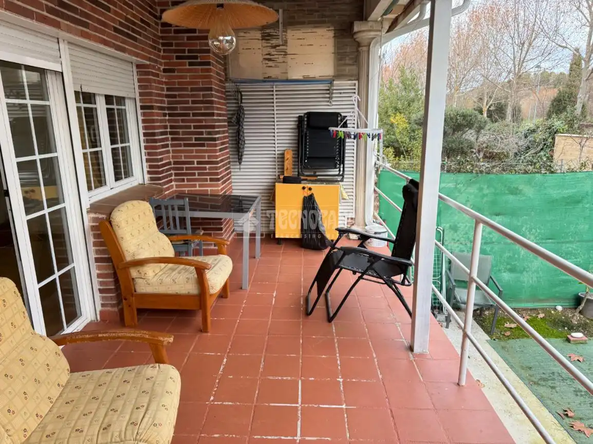 Terrasse von Einfamilien-Reihenhaus zum Verkauf in Guadalajara mit Klimaanlage, Heizung und Privatgarten