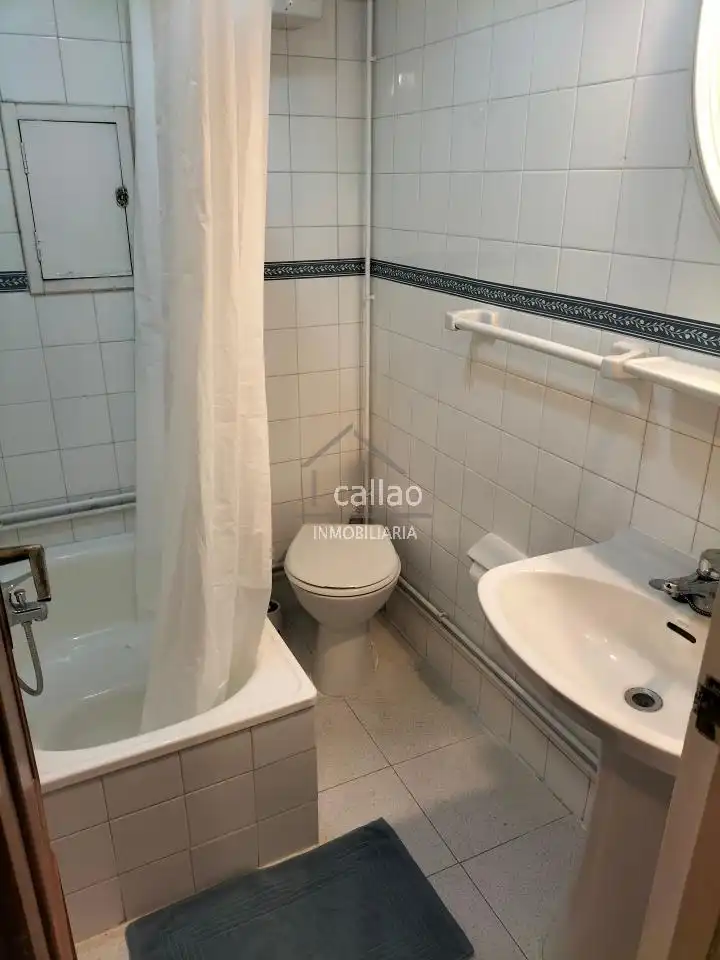 Baño de Piso de alquiler en Ferrol con Calefacción, Parquet y Amueblado