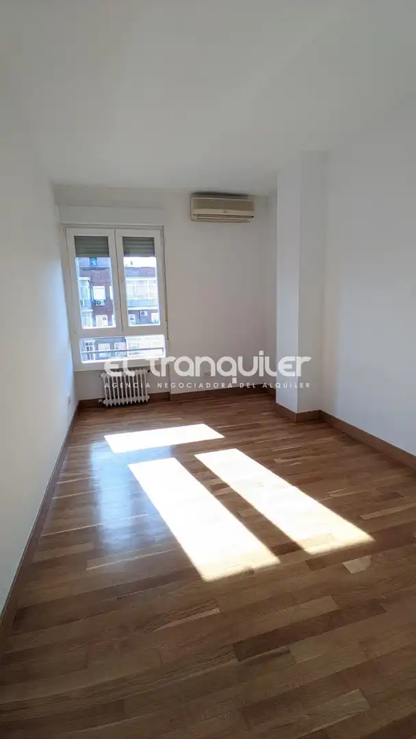 Schlafzimmer von Wohnung zum Verkauf in Madrid mit Klimaanlage, Parkett und Terrasse