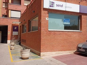 Local comercial de lloguer a Calle Agustín Lara 13