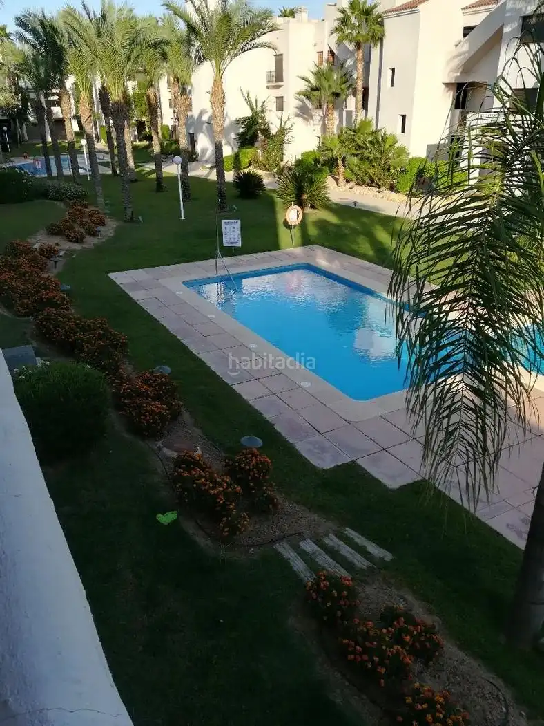 Pis amb piscina en venda a Calle Cantil 15