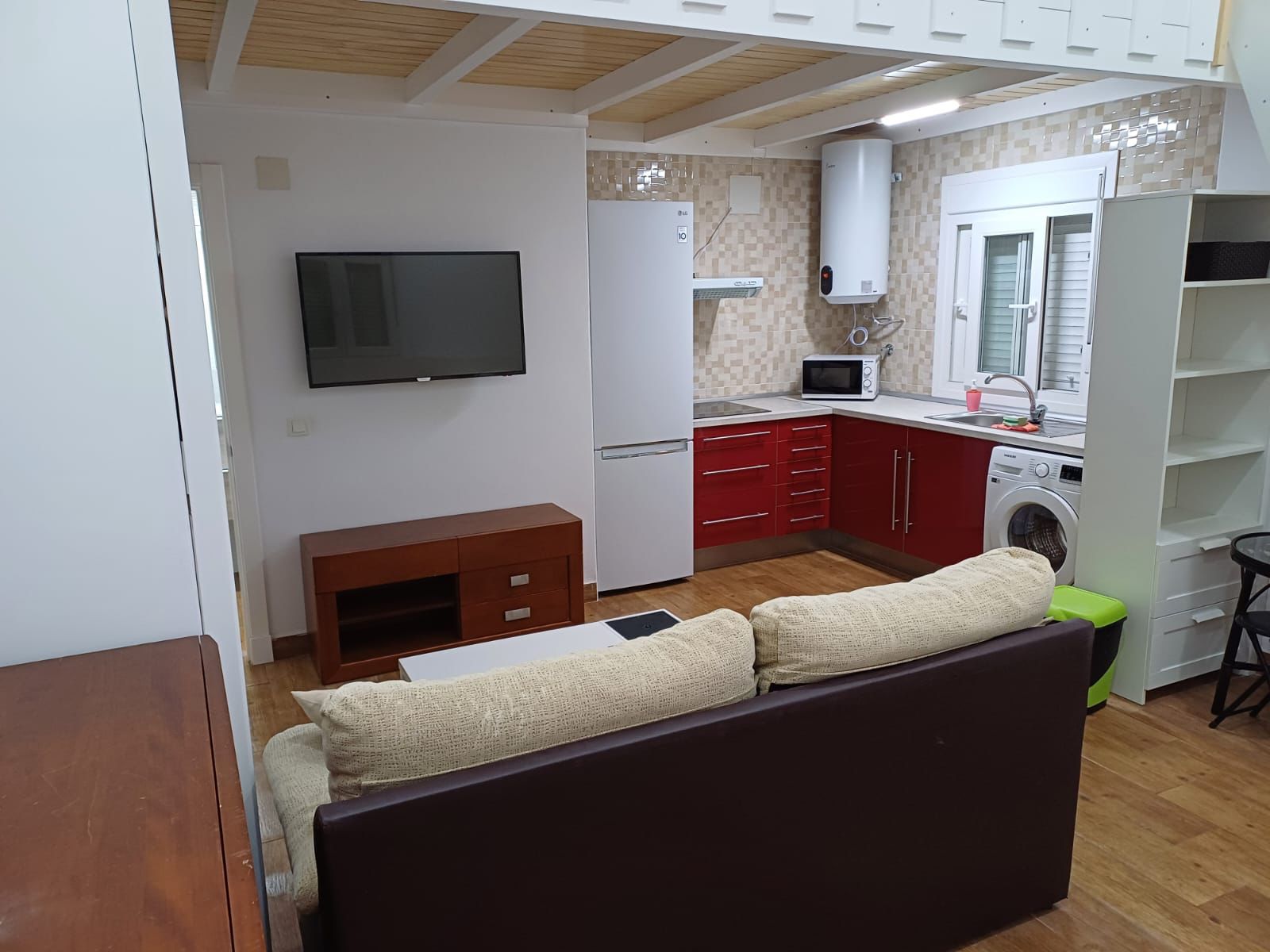 Sala d'estar de Apartament de lloguer en El Puerto de Santa María amb Aire condicionat, Moblat i Forn