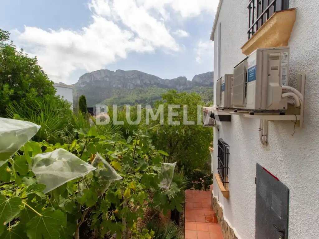 Vista exterior de Casa o xalet en venda en Dénia amb Aire condicionat, Jardí privat i Piscina