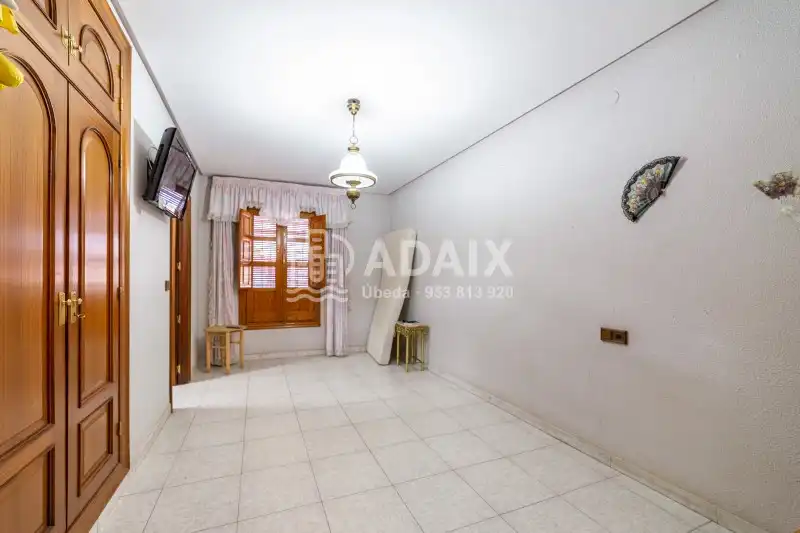 Haus oder Chalet zum Verkauf in Úbeda mit Terrasse, Abstellraum und Balkon